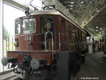Die Ae 415 258 steht mit einem historischen Autozug im Verkehrshaus in Luzern. Die Lok stiess auf reges Intresse, der F�hrerstand der Ae 415 war nie leer. Leider ist die Front verdeckt worden durch die Treppe, die den Aufstieg zur Lok vereinfachen soll. VHS 6.8.07