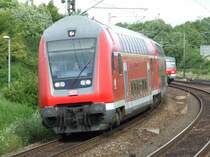 Ein Dosto Steuerwagen, geschoben von einer 146.2, f�hrt einen Regionalexpress nach Mosbach-Neckarelz am Hp Tamm (W�rtt.) vorbei. Im Hintergrund schielt ein ET 420 auf der S5 nach Bietigheim, parallelfahrend, um die Ecke. (10.07.2007)