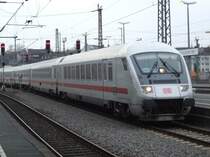 Ein IC (Steuerwagen), geschoben von 101 135-2, f�hrt am 03.01.2008 im D�sseldorfer Hauptbahnhof aus K�ln ein.