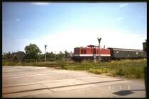 Diesellok V 100 bzw. 112 der DR , hier mit einem Personenzug Richtung Erfurt-Ost am 3. 7. 1991