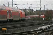 Unbekannte 146er �berholt mit dem RE1 (RE 10117)  NORDRHEIN-WESTFAHLEN-EXPRESS , von Aachen nach Hamm (Westf), die 143 309, die mit einer S1 in Bochum-Ehrenfeld einf�hrt.
