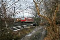 S1, nach D�sseldorf Hauptbahnhof beschleungt aus dem Haltepunkt Bochum-Ehrenfeld Richtung Landeshauptstadt. (Schiebelok ist die 143 619).
