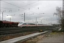 403 010  Wolfsburg  und 403 025  Ravensburg  fahren als ICE 519, nach M�nchen zur�ck. (05.01.08)