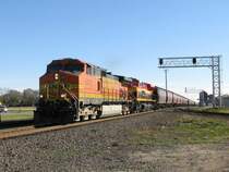 Die BNSF Lok 5475 und die KCS Lok 4034 bespannen am 10.1.2008 einen langen G�terzug, aufgenommen in Sealy (bei Houston, Texas).