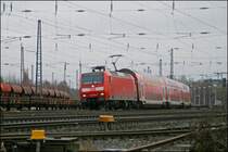 146 020 bringt bei Bochum-Ehrenfeld den RE6 (RE 4318)  WESTFALEN-EXPRESS  von Minden (Westf) nach D�sseldorf. Die Distanz von ca.220 Km legt er in ca. 2:36 Minuten zur�ck. (05.01.08)