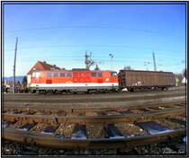 Diesellok 2143 062 f�hrt mit einem kurzen G�terzug durch den Bahnhof Zeltweg.
Brennweite 22mm KB ;-)
10.1.2008