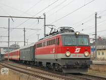 1142 696 am 12.01.2007 mit dem
Skisonderzug nach Obertraun bei der
Abfahrt in Wels.