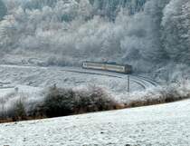 Triebzug aus Kautenbach kommend, f�hrt durch die mit Rauhreif �berzogene Landschaft mit viel B�gelfeuer in Richtung Wiltz am sp�ten Nachmittag des 24.12.07.