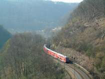 Auf dem Wanderweg  Geislinger Steige  bot sich kurz vor Amstetten dieser Blick auf 2 Doppelstock RE's. Im Vordergrund mit Br 146.2 in Richtung Stuttgart.