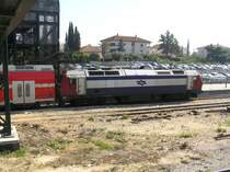 Alstom-Lok 766 steht hier am 12.02.2007 in ganzer Pracht abfahrbereit mit ihrem Regionalzug Richtung Tel Aviv und Ben Gurion Airport in Binyamina.