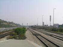 Tel Aviv Unversity Blickrichtung Norden. Rechts durch die Bahnunterf�hrung unter dem Ayalon Highway hindurch zweigt von der Hauptbahn nach Haifa die Strecke nach Rosh Hayn und Kfar Saba ab und m�ndet nach einem knapp 30km langen Bogen ca 5km von hier wieder in die Strecke nach Haifa ein. Strecke ist eine Neubaustrecke und zur Zeit bis Kfar Saba in Betrieb. (T.A. 12.02.2007)
