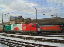 Die 1216 004 EM Italien und die 101 142 am 05.01.2008 in Salzburg HBF.