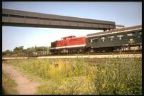 BR 204 (ex V 100, BR 112 der DR) vor Personenzug auf der fahrt nach Erfurt-Ost (- S�mmerda) am 3. 7. 1991