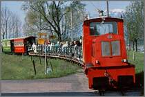 Nach �berqueren der Dienstbr�cke �ber den Rhein befindet sich der Extrazug mit Lok Elfi jetzt auf Schweizer Seite beim Zollamt Kriessern. (Archiv 05/91)