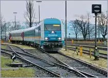 Ein ALEX in Lindau Hbf: Am 18. Januar 2008 wartet die 223 070-4 mit zwei Wagen, einem AB und einem B, auf die Bereitstellung als ALX 86213 nach München. 