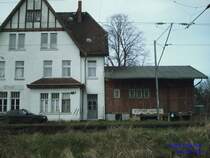 Das Empfangsgeb�ude mit G�terschuppen.
Das Auto geh�rt dem Schrankenw�rter, den es da
tats�chlich noch gibt.