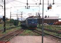 Ein Zug der Midlinjen (Sundsvall-�nge-�stersund-Trondheim) am 26.07.1999 bei der Einfahrt aus Richtung �nge in �stersund mit der SJ Rc6 1405.