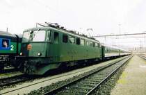 Bei diesem Anblick kam ich ziemlich ins Staunen: Ae 6/6 vor Schnellzug Z�rich HB-Biel. Auch der Lokf�hrer war ganz leicht aufgebracht, was er den da f�r eine  M�hle  bekommen h�tte...
Aufgenommen im Jahr 2003 vor dem Depot F in Z�rich.