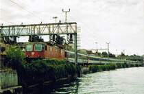 Re 4/4 II mit EC nach Chur bei der Ausfahrt in W�denswil im Sommer 2003.