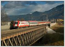Bestes Fotowetter am 18.1.2008 in Leoben. 1216 226 kurz vor der Einfahrt in den Bahnhof Leoben bei der Querung der Mur. Am Haken - EC 100  Joze Plecnik  von Ljubljana (Laibach) nach Praha hl.n. (Prag), welchen sie in Spielfeld-Stra� �bernommen hat. Sie wird in K�rze ihre EU-Werbefolien verlieren und dann im tschechischen EM-Design unterwegs sein.