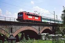Die nordrhein-westf�lische Landesgartenschau fand 1992 in M�lheim an der Ruhr statt ( M�Ga ). Zur schnellen Verbindung zwischen dem Hauptbahnhof und dem Gartenschau-Gel�nde wurde auf der Strecke M�lheim - Duisburg-Hochfeld, auf der schon lange kein Personenverkehr mehr bestand, unter der Bezeichnung  M�Ga-Wiesel  ein Pendelzug, bestehend aus 140 816 und zwei ex-Silberlingen, in Verkehr gesetzt. Das Foto zeigt ihn am 27. Juni 1992 auf dem Viadukt der Rheinischen Bahn.