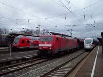 189-043 vor G�terzug auf Gleis 2, Gleis 1 ICE nach Berlin, Gleis 4
RE nach N�rnberg.(19.01.08) 