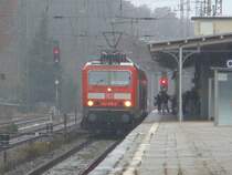 BR 143 809-2 heute auf RE 7 nach W�nsdorf-Waldstadt. Aufgenommen am 19.01.08 Bahnhof Berlin Wannsee im Regen.