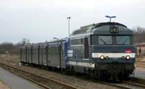 40 Jahre alt ist mittlerweile 67510, die am 19.01.08 mit einem Nahverkehrszug aus Stra�bourg in den Bahnhof von Wissembourg einf�hrt. Kaum stand der Zug, stank es im kompletten Bahnhof extrem nach Dieselabgasen - vom Geruch her: Ludmilla und Co. k�nnen einpacken ;-)