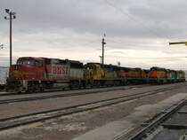 BNSF Loks mit verschiedenen Lackierungen und Logos am 5.1.2008 in einem BW in Phoenix (Arizona): Am linken Gleis steht ganz vorne Lok 126 mit Santa Fe Lackierung, aber bereits mit BNSF Logo, gefolgt von der BNSF Lok 8709 mit gelbgrauer Santa Fe Lackierung, danach kommt Lok 8627 mit BNSF Lackierung und alten BNSF Logo. Auf dem rechten Gleis steht ganz vorne die BNSF Lok 2014 mit BNSF Lackierung und neuem BNSF Logo, danach kommt Lok 2358 mit BN (Burlington Northern) Lackierung. Als letzte in der Reihe steht 2458 mit Santa Fe Lackierung.