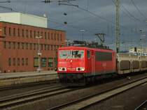 Saubere 155 114-2 mit einem G�terzug bestehend aus Autotransportwagen bei der Durchfahrt von Koblenz.19.1.08