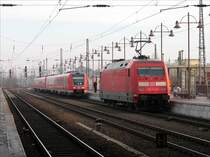 Jetzt f�hrt 101 132 - warum auch immer ohne Spitzensignal ! - zu ihrer Warteposition bis sie den EC 172 von Wien zur Weiterfahrt nach Hamburg-Altona �bernimmt. Die beiden Regioswinger 612 110 + 627 werden, wenn das Gleis 17 frei ist, als RE 17029 nach Liberec (Reichenberg) abfahren; Dresden Hbf., 14.01.2008
