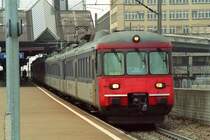 S16 f�hrt vom Bahnhof Z�rich Hardbr�cke richtung Z�rich HB (27.12.06). Dieses Foto wurde ausnahmsweise analog mit der Olympus OM2 aufgenommen.