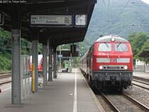 Ein BR 218 390-3 mit RE kommt gerade kurz vor der Ankunft p�nktlich auf Bingen Hbf. Neben dem BR 218 ist ein unbekannter Triebzug als RB unterwegs. Aufnahme 1. Juli 2007