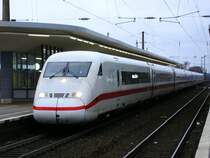 ICE 2  Bochum  von K�ln/Bonn Flughafen nach Berlin Ostbahnhof beim Halt in Bochum Hbf.(20.01.2008)