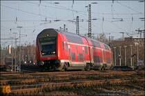 Zum Regenwetter hier ein paar Sonnenaufnahmen:
RE1  Nordrhein-Westfalen-Express  (RE 10118), von Hamm (Westf) nach Aachen Hbf legt sich bei Bochum-Ehrenfeld in die Kurve. (13.01.2008)