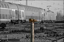 Eine 146er schiebt den RE1 (RE 10118)  Nordrhein-Westfalen-Express  nach Aachen Hbf an dem Typhon des Sicherungsposten vorbei....(13.01.08 bei Bochum-Ehrenfeld)