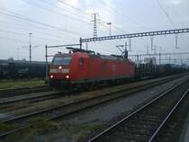 Eine Br 185 der DB steht mit ihrem G�terzug aus Wolfurt (A) nach Deutschland im Grenzbahnhof St. Margrethen. 15.12.07