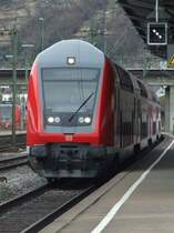 Ein Doppelstock Regionalexpress nach Donauw�rth, geschoben von einer 146.2, f�hrt in Plochingen ein. (20.01.2008)