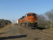 Die BNSF Loks 7608 und 4821 bespannen am 19.1.2008 einen G�terzug, aufgenommen in Sealy (bei Houston, Texas).