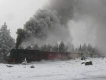 Ein langer dumpfer Pfeifton ert�nte, bevor der Brockenzug hier die brockenstra�e ert�nte. Durch dichten Nebel konnte man den Zug erst kurz vor �berqueren des Bahn�berganges erkennen. Hier auf dem Bild, ist die Sicht so gut, wie an keinen anderem Moment zu diesem Tage, nur mal so, 2.2.2008