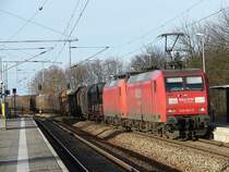 145 053 schleppt ihre faule Schwester zusammen mit einem GZ durch den Bahnhof Martensdorf. (02.03.08)