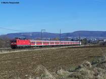 Eine 143er ist mit einem RegionalExpress untergwes nach Stuttgart Hbf. Hier bei Aalen am 3.Februar 2008
