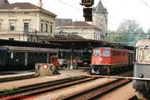 Ae 6/6 11430 am 01.05.1992 mit einem Nahverkehrszug in Schaffhausen.