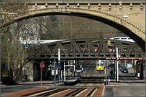 . Station unter Brücken - 

Stadtbahnhaltestelle  Nordbahnhof  an der U15 unter den Bahnbrücken. Oben der Gäubahnviadukt, dahinter die Brücken für die S-Bahn und die Fern- und Regionalbahnen. Die Gleise der Stadtbahn sind hier abgesenkt, die Bahnsteige reichen für doppelte Zuglänge. 

03.02.2008 (J)