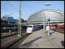 ICE 1 Steht Mit ICE 913 Im Bahnhof Hamburg-Hbf Ziel Ist Berlin-S�dkreuz.Rechts Im Bild BR 218 Mit Der RB Nach L�beck-Hbf 03.02.08