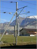 Fahrleitungsmast mit vier Abspanngegengewichten in Sargans. (29.01.2008)