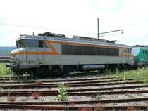 BB 7432 vor der Drehscheibe der Rotonde.
Auch wenn sie hier abgeb�gelt steht, ist diese Lok doch etwas Besonderes, da sie alle ihre sch�nen Gussschilder mit der SNCF-Schrift und der Loknummer behalten hat (und hoffentlich auch weiter beh�lt, da man hoier gerne Loks auch historisch erh�lt). 

08.06.2007 Amb�rieu D�pot 
