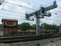 Stellwerk und Signalbr�cke am westlichen Bahnhofskopf von Amb�rieu. Diese Lichtsignalbr�cken der SNCF sind schier unglaublich massiv.


08.06.2007  Amb�rieu

