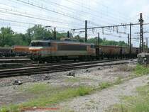 Die BB7373, eine Lok der Reihe BB7200,f�hrt hier mit einem G�terzug aus Richtung Lyon durch Amb�rieu.


08.06.2007  Amb�rieu

