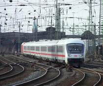 Ein Steuerwagen der Art Bpmbdzf296.3 und sechs weitere Wagen, fahren am 03.02.08 als IC2359 (K�ln-Stralsund) in Dortmund Hbf ein. Dieser IC f�hrt nur gute 15 Minuten hinter dem IC2116 der auch nach Stralsund f�hrt. Der 2116 ist aber um 18:27 in Stralsund und der 2359 um 22:23! Der 2359 f�hrt �ber Erfurt, Halle(Saale) und Berlin, der IC 2116 �ber Bremen u. Hamburg(also der direkte Weg).